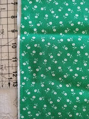 VTG Green & White Floral COTTON FABRIC Flowers Daisies BTFQ 18×22″
