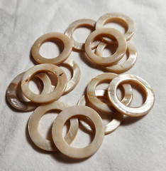Mother-of-Pearl Ring Spacer Beads 20mm Cream Glossy Finish Jewelry Making 13 pcs
