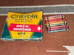 VTG CRAYOLA CRAYONS BINNEY & SMITH NO. 64 BOX BUILT IN SHARPENER RETIRED COLORS