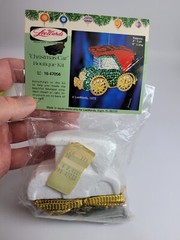 LeeWards CHRISTMAS CAR Auto Vehicle Vtg Sequin Bead Pinning DIY Ornament Kit